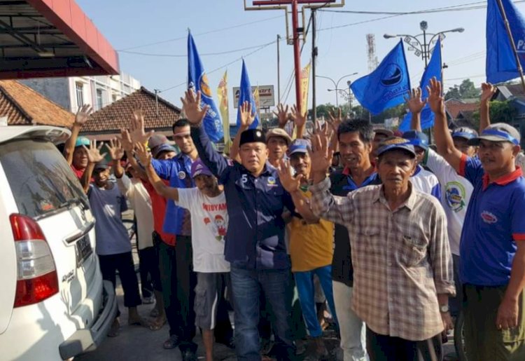 Bakal Calon Wakil Bupati, Kasman bersama masyarakat Kabupaten Muara Enim (Ist/RMOLSumsel.id)