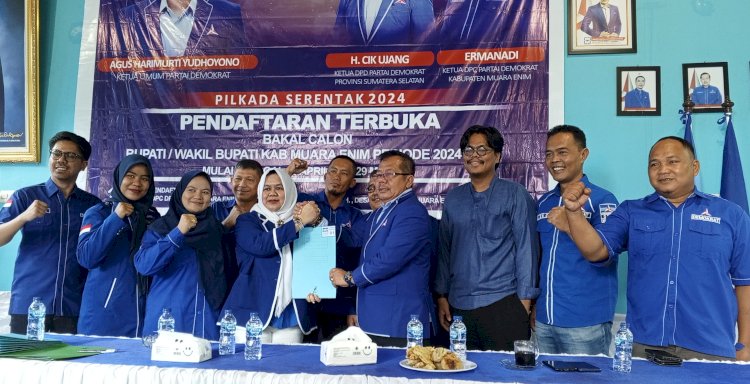 Istri mantan Bupati Muara Enim, Ahmad Yani yaitu Sumarni terima formulir pendaftaran di kantor sekretariat DPC Partai Demokrat Muara Enim (noviansyah/rmolsumsel.id)