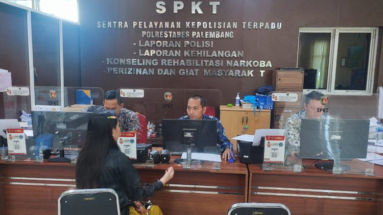 Korban Mila ketika membuat laporan polisi di SPKT Polrestabes Palembang. (Denny Pratama/rmolsumsel.id)