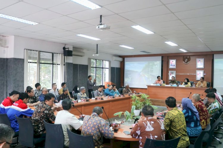 Rapat persiapan pelaksanaan Proyek Pembangunan Talud. (ist/rmolsumsel.id)