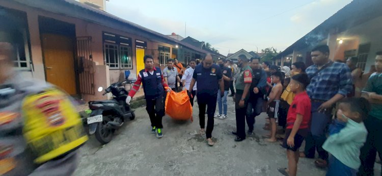 Tim identifikasi Satreskrim Polrestabes Palembang saat mengevakuasi jenazah Sarifah dari bedeng di Jalan Dwikora II Lorong Tinta Mas Kecamatan Ilir Barat I Palembang 