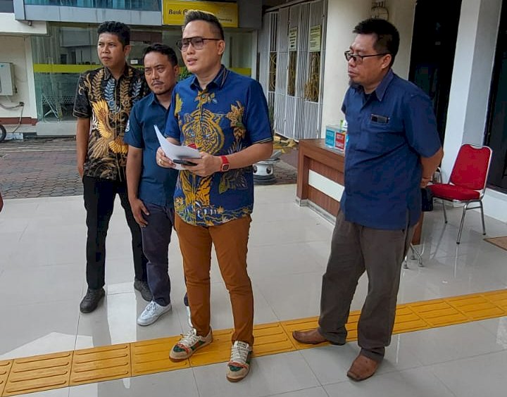 Lawyer Corporate Finance Abadi SH MH usai mendaftarkan gugatan ke Pengadilan Negeri Palembang. (ist/rmolsumsel.id)