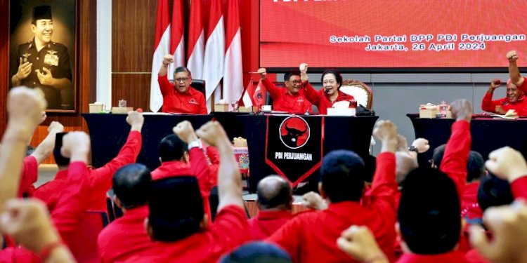Ketua Umum PDI Perjuangan Megawati Soekarnoputri didampingi Sekretaris Jenderal Hasto Kristiyanto, memimpin rapat koordinasi yang dihadiri para pengurus pusat, kepala daerah-wakil kepala daerah, dan kader utama/Ist