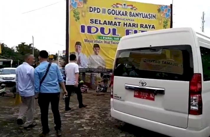 Salah satu bakal calon bupati Banyuasin mendatangi kantor Golkar Banyuasin mendaftarkan diri dengan menggunakan mobil dinas berpelat merah/ist