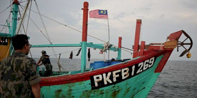 Kapal Ikan Asing (KIA) asal Malaysia yang diamankan petugas PSDKP di Selat Malaka/ Foto: PSDKP.