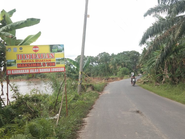 Jalan yang penghubung Kecamatan Rawas Ilir dan Karang Dapo di Kabupaten Musi Rawas Utara (Muratara), tepatnya di Desa Mandi Angin. (alam/rmolsumsel.id)