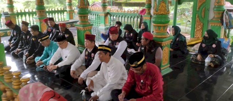 Ziarah makam Pendiri Kesultanan Palembang Darussalam. (ist/rmolsumsel.id)