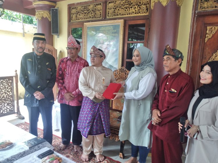 Sultan Palembang Darussalam, Sultan Mahmud Badaruddin (SMB) IV Jaya Wikrama Fauwaz Diradja memberikan cindera mata kepada mahasiswa. (ist/rmolsumsel.id)