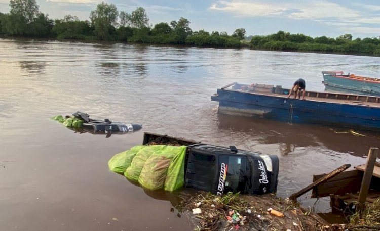 Mobil Granmax milik Kepala Desa Srikaton yang terjatuh ke perairan Banyuasin. (ist/rmolsumsel.id) 