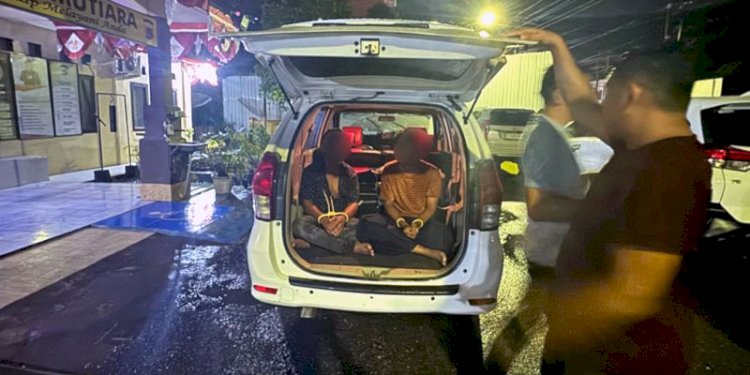 Dua warga Pidie yang ditangkap saat membawa gading gajah/Humas Polda Aceh