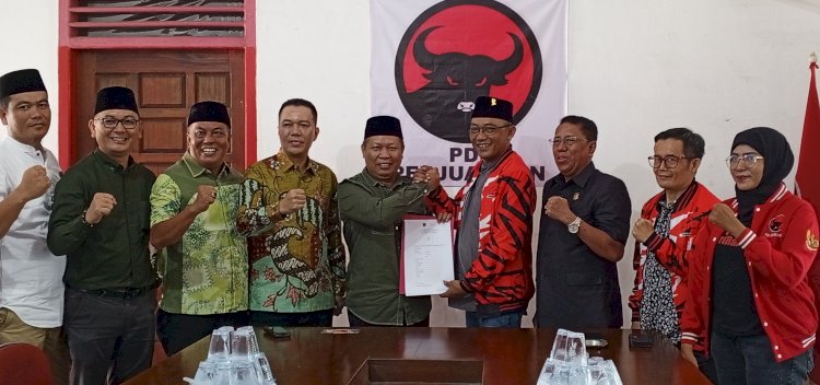 Bakal Calon Bupati Muara Enim, Ramlan Holdan terima formulir penjaringan bakal calon Bupati dan Wakil Bupati Muara Enim di Kantor DPC PDI Perjuangan Muara Enim (Noviansyah/rmolsumsel.id)