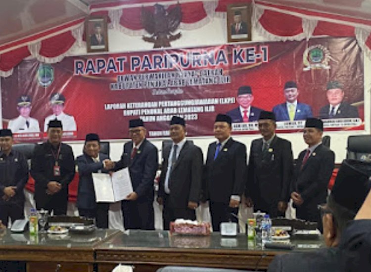 Rapat paripurna DPRD PALI dengan Agenda membahas Laporan Keterangan Pertanggungjawaban (LKPJ) Bupati PALI tahun anggaran 2023. (eko jurianto/rmolsumsel.id)