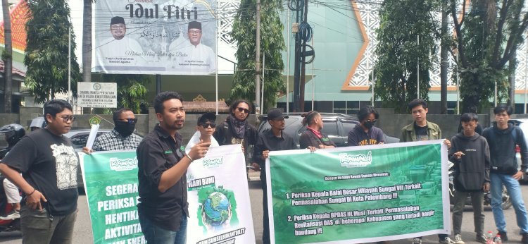 Aktivis KAWALI Sumsel saat menggelar aksi di Kantor Gubernur Sumsel. (denny pratama/rmolsumsel.id) 