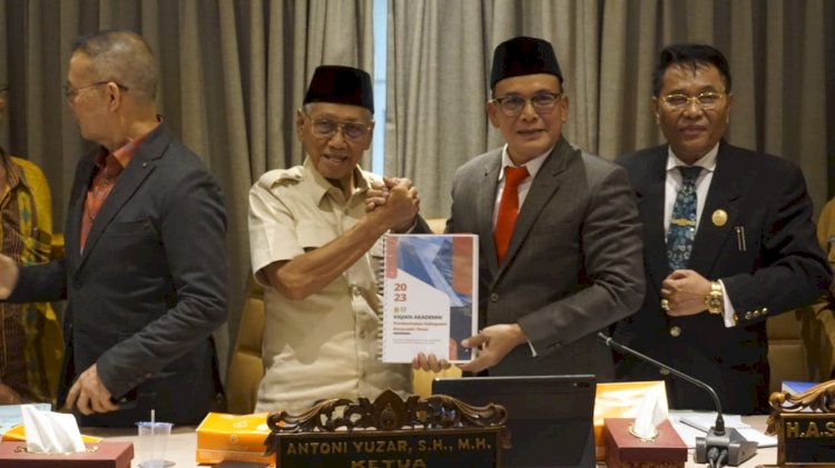 Suasana  pimpinan dan anggota presidium pemekaran kabupaten Banyuasin Timur  H Slamet Sumosentono yang juga ketua DPC Gerindra kabupaten Banyuasin dan jajaran, Senin (29/4) bertemu dengan Ketua Komisi I DPRD Sumsel Antoni Yuzar  dan jajaran di ruang rapat Komisi I DPRD Sumsel.(Dudy Oskandar/rmolsumsel.id)