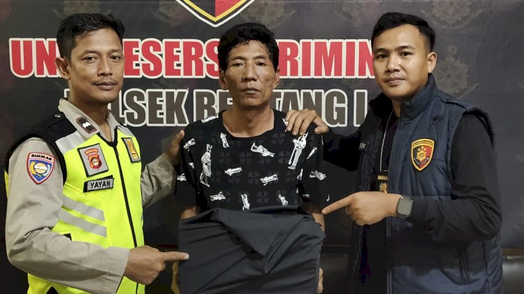 iswanto, warga Desa Sidogede, Kecamatan Belitang, Kabupaten OKU Timur ke Polsek Belitang I, yang merupakan tersangka penipuan dengan modus menggandakan uang. (Dokumentasi Polisi)