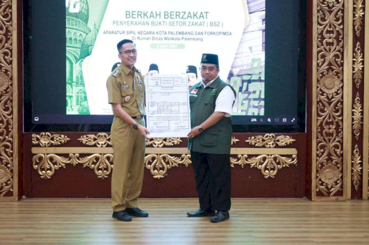 Pj Walikota Palembang Ratu Dewa secara simbolis menyerahkan zakat para ASN di lingkungan Pemerintah Kota/ist