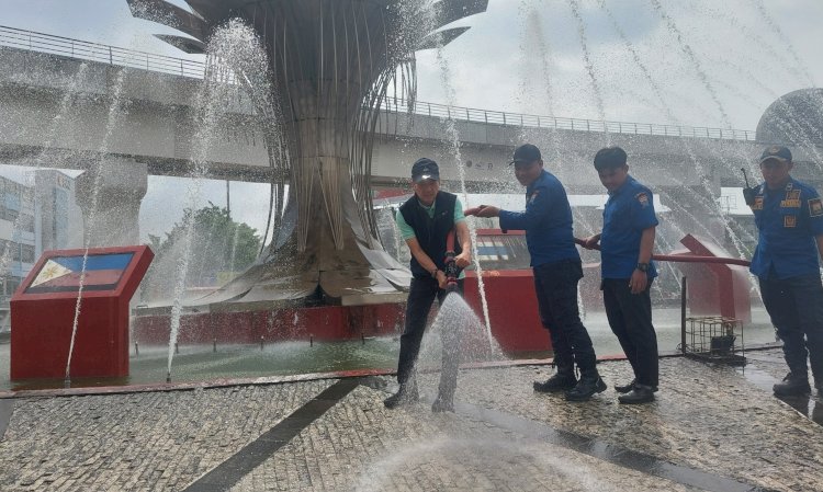  Pj Walikota Ratu Dewa meninjau langsung pembersihan di kawasan Bundaran Air Mancur Palembang/ist