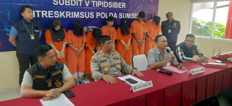 Kabid Humas Polda Sumsel Kombes Pol Sunarto saat memimpin rilis ungkap kasus penjualan akun WhatsApp untuk Judi Online. (fauzi/rmolsumsel.id)