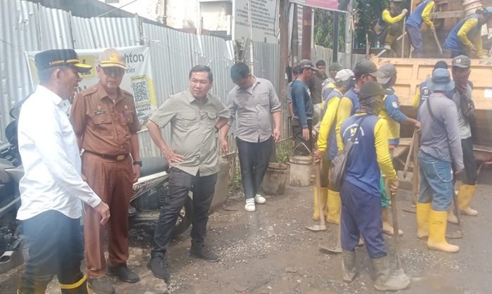 Pemkot Palembang saat melakukan pengecekan jalan rusak/ist