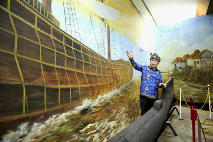 Pj Gubernur Sumsel Agus Fatoni saat berkunjung ke Museum. (ist/rmolsumsel.id)