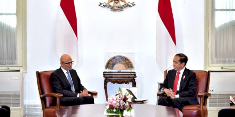 Presiden Joko Widodo saat menerima kunjungan CEO Microsoft Satya Nadella di Istana Kepresidenan, Jakarta, Selasa (30/4)/Net