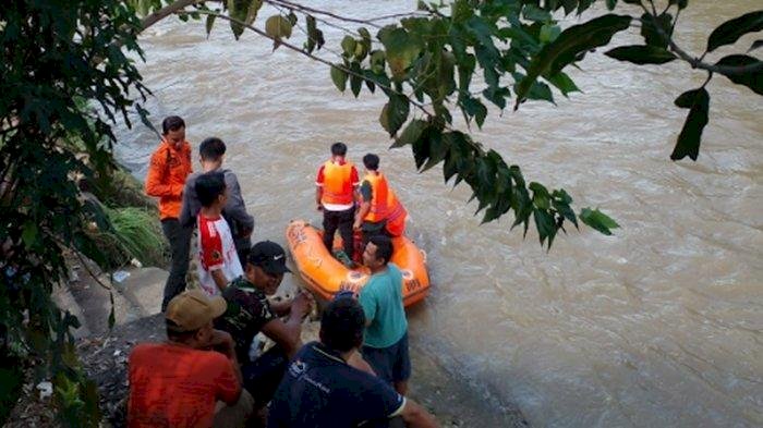 Petugas TRC BPBD saat melakukan pencairan korban hanyut di Sungai Musi. (ist/rmolsumsel.id)