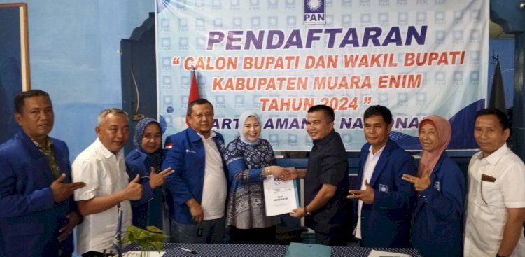 Istri mantan Bupati Lahat, Lidyawati mengembalikan formulir pendaftaran ke DPC PAN Muara Enim. (noviansyah/rmolsumsel.id)