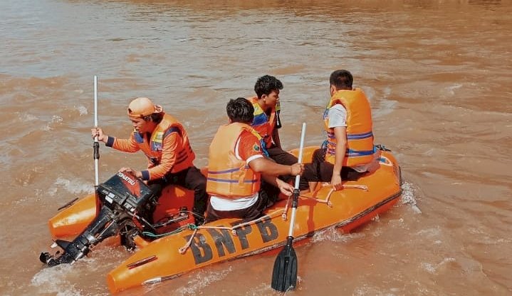 Petugas dari Tim Reaksi Cepat (TRC) BPBD Kabupaten Empat Lawang masih terus melakukan pencarian korban yang hanyut di Sungai Musi/ist
