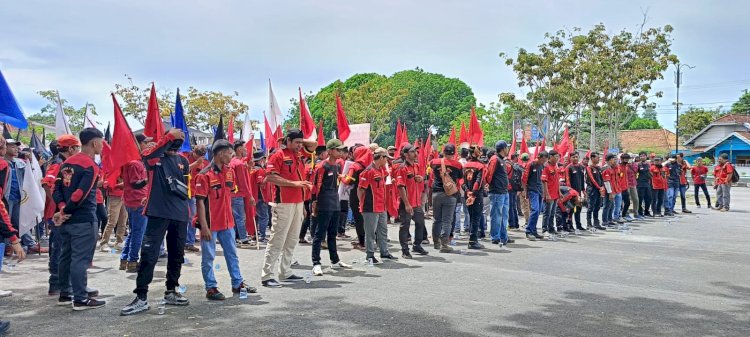 Ratusan buruh di OKI saat peringatan May Day di Taman Segitiga Emas. (hari wijaya/rmolsumsel.id)
