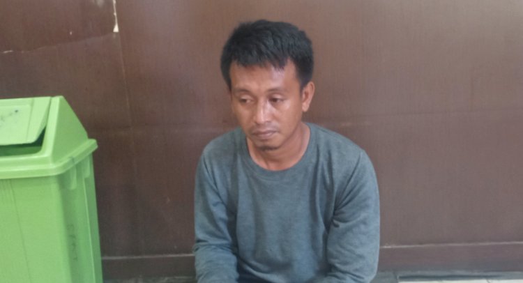 Pelaku Bawaihi ketika berada di ruangan SPKT Polrestabes Palembang/ist