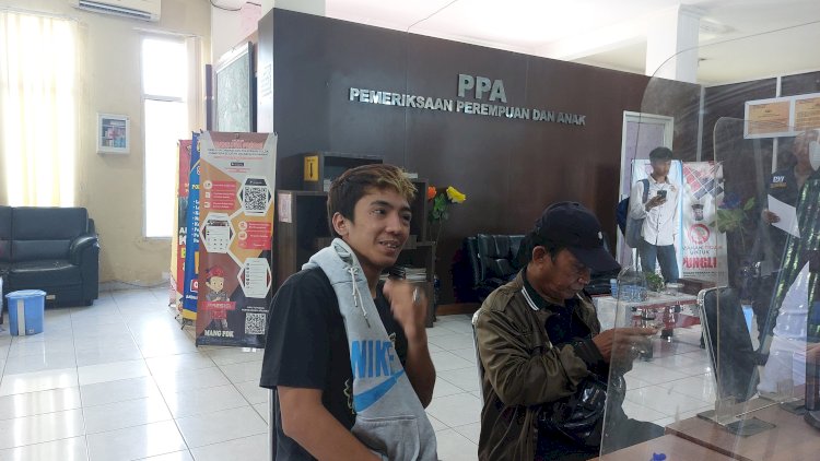 Korban Satria ketika membuat laporan polisi di SPKT Polrestabes Palembang. (denny pratama/rmolsumsel.id)