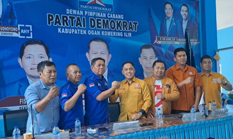 Kader Partai Demokrat dan Hanura berjabat tangan di Kantor DPC Demokrat OKI /Foto: Hari Wijaya
