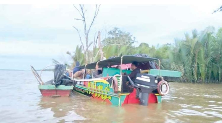 Tim SAR bersama warga melakukan pencarian disekitar Sungai Kelopak Banyuasin/ist