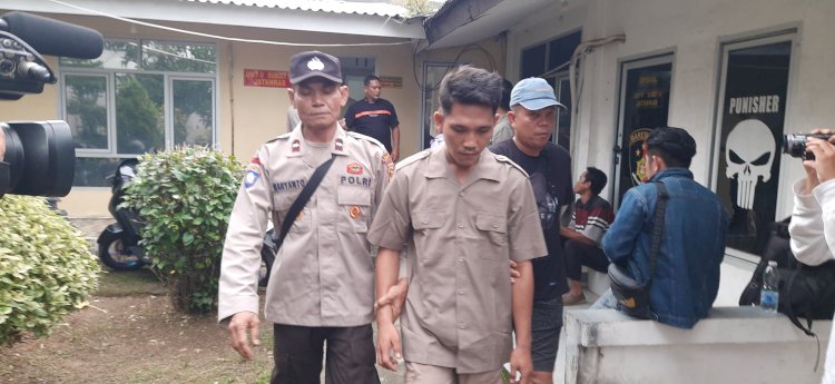 Tersangka RN pelaku penusukan yang menewaskan Suryadi Husni saat dijemput anggota Polsek Tanjung Lago dari Subdit III Jatanras Polda Sumsel . (fauzi/rmolsumsel.id)