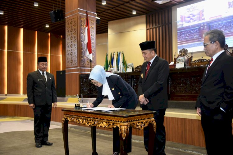 Pj Gubernur Sumsel Agus Fatoni menyaksikan penandatanganan  Pembahasan   enam Rancangan Peraturan Daerah (Raperda) Provinsi Sumsel. (ist/rmolsumsel.id) 