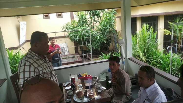  Iptu Yamin anggota Pam Obvit Polrestabes Palembang saat menyerahkan terduga pelaku pembunuhan di Tanjung Lago kepada anggota Jatanras Polda Sumsel. (denny pratama/rmolsumsel.id)