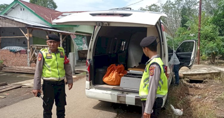 Anggota Polres Lubuklinggau saat mengevakuasi mayat kedalam mobil ambulan. (ist/rmolsumsel.id)