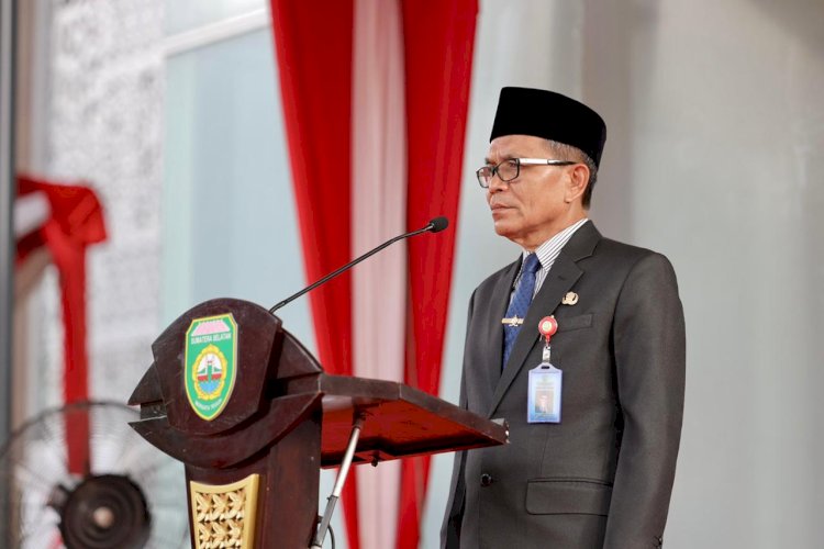 Sekda Sumsel, SA Supriono saat memimpin upacara Peringatan Hardiknas. (ist/rmolsumsel.id)