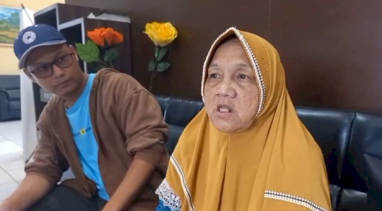 Korban Erni ketika membuat laporan di SPKT Polrestabes Palembang/ist