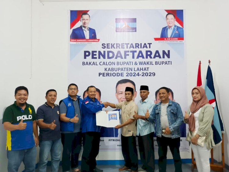 Pengambilan formulir pendaftaran di Sekretariat Demokrat Lahat. (ist/rmolsumsel.id)