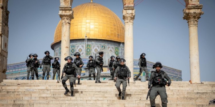 Pasukan Pendudukan Israel berjaga di sekitar Masjid Al-Aqsa di Yerusalem/Net