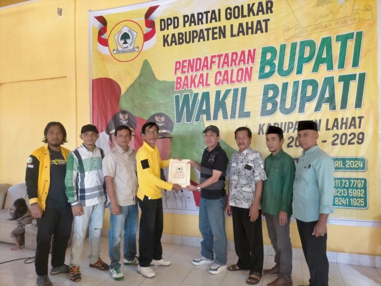 Pengambilan Formulir di DPD Golkar Lahat. (ist/rmolsumsel.id)