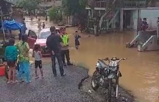 Hujan deras semalaman membuat sejumlah wilayah di OKU terendam banjir/Foto: Amizon