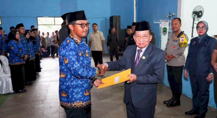 Wakil Bupati PALI Drs Soemarjono memberikan SK secara simbolik kepada PPPK yang baru dilantik/ist