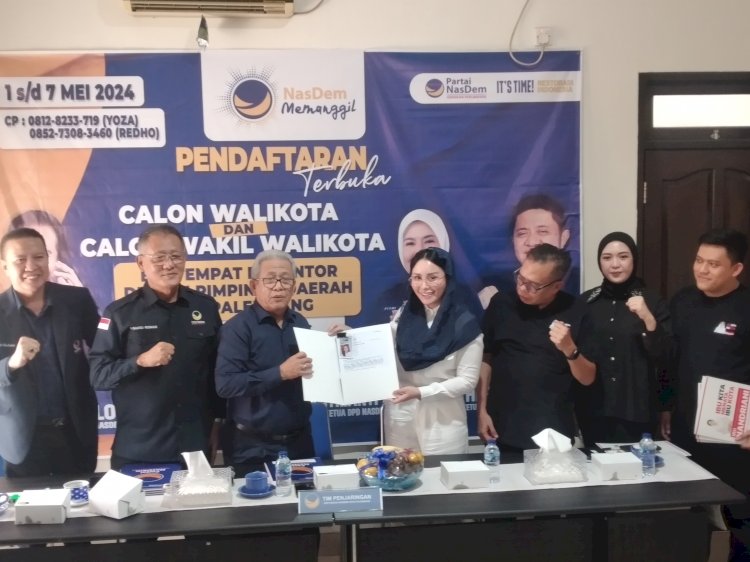 Nandriani Octarina dan rombongan mengembalikan  formulir pendaftaran Bakal Calon Wakil Wali Kota (Bacawawako)  Palembang di Sekretariat Dewan Pimpinan Daerah (DPD) Partai Nasdem kota Palembang.(Dudy Oskandar/rmolsumsel.id)