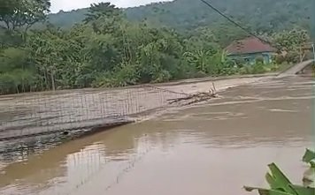 Luapan Sungai Ogan membuat Jembatan Gantung di Desa Pusat putus dan tak bisa dilalui/Foto:Amizon