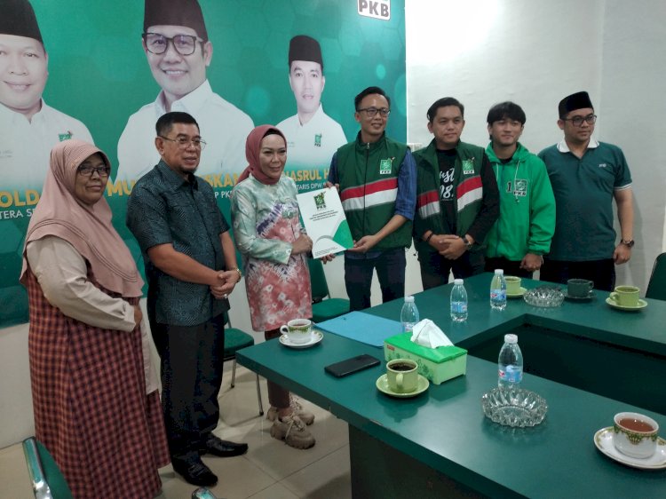  Bakal calon Gubernur (Bacgub) Sumatera Selatan (Sumsel) yang juga bendahara DPD Partai Demokrat Sumsel, Ir Holda Msi  dan didampingi teamnya resmi mengambil formulir pendaftaran Bakal Calon Gubernur (Bacagub) Sumsel dari Partai Kebangkitan Bangsa (PKB) Sumsel di kantor DPW PKB Sumsel  di Jalan Alamsyah Ratuprawira Negara, Palembang, Senin (6/5) sore.(Dudy Oskandar/RMOLSumsel.id)