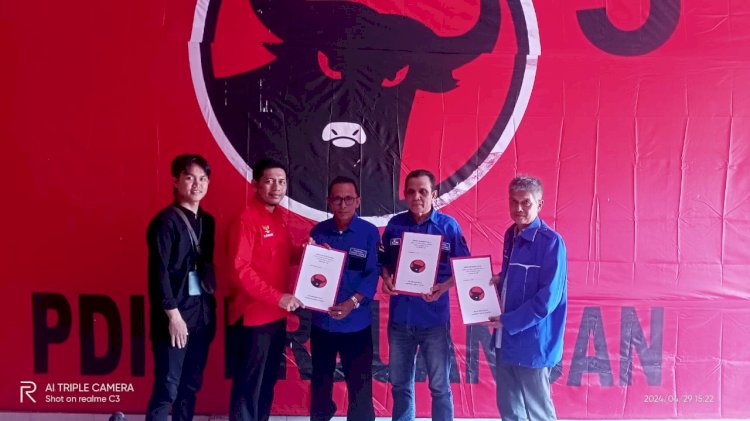 Tim dari DPD PAN saat mengambil formulir calon kepala daerah di Kantor DPC PDIP Empat Lawang. (Salim/RMOLSumsel.id)