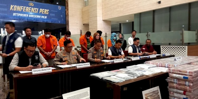 Direktur Tindak Pidana Siber (Dirtipidsiber) Bareskrim Polri Brigjen Himawan Bayu Aji dan penyidik lainnya dalam ungkap kasus di Lobi Bareskrim, Jakarta Selatan, Selasa (7/5)/RMOL