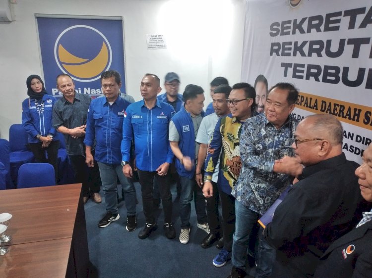 Cik Ujang saat  mengembalikan formulir pendaftaran Balon Wakil gubernur Sumsel dari partai NasDem, Selasa (7/5) sore. (Dudy Oskandar/rmolsumsel.id)